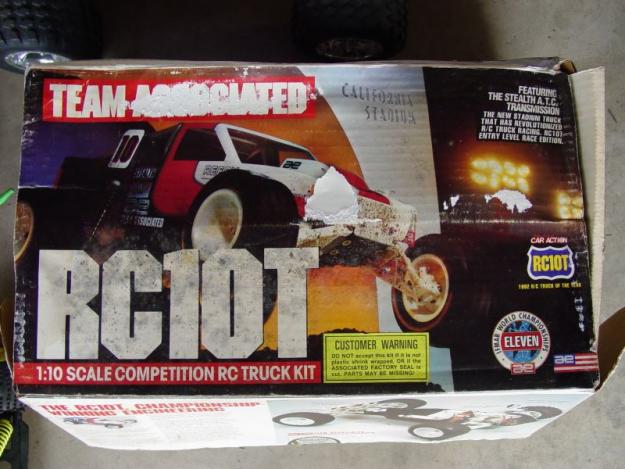 The LA Coliseum track was the biggest and baddest of them all – and watching the trucks jump the several-story drop down from its famed concrete arches was nothing short of amazing. Team Associated re-created that magical moment on the box of their first truck kit.