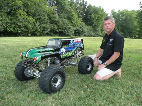RC Car Action - RC Cars & Trucks | 1/4 Scale Grave Digger With Real V8 Power! [VIDEO]