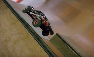 Traxxas Slash 4X4 Skatepark Session [VIDEO]