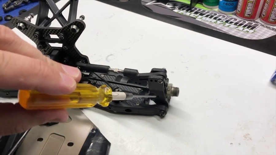 How To Clean Hub & Upright Bearings With Mugen's Adam Drake