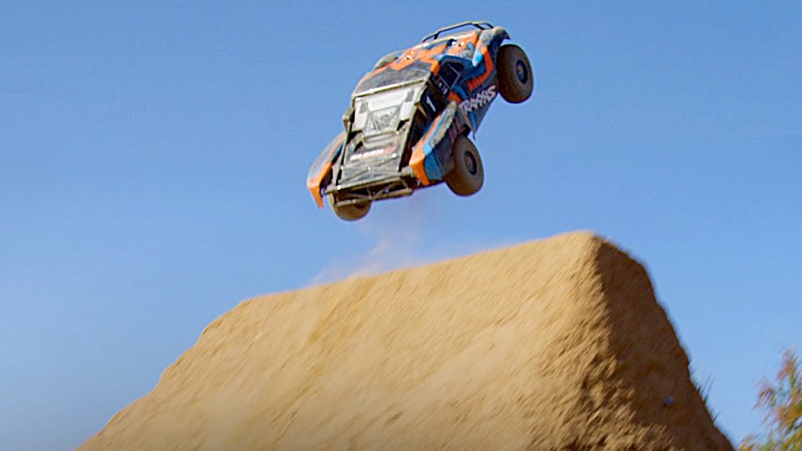 Dirt Jump Freestyle With The Traxxas Slash 4X4 Ultimate