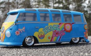 Peace & Love – Hitchhiking In The Tamiya Volkswagen Type 2 (T1) Flower Power (M-05)
