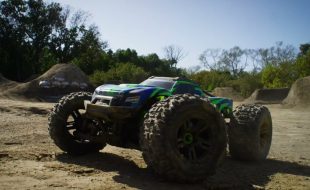 Traxxas MAXX Dirt & Mud Jumps [VIDEO]